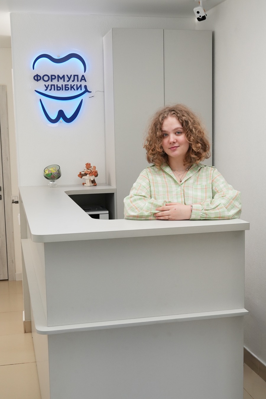 Администратор встречает пациентов